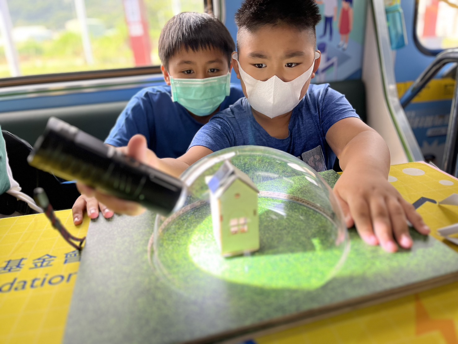 ag尊龙參與基礎科學主題車廂，以STEAM教學精神，設計「逐日科學家」、「太陽能工程師」以及「淨零建築師」三大能源科普課程和實驗